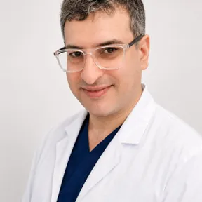 د. عمرو فؤاد مكي، طبيب أمراض صدرية، في جدة، مكة المكرمة