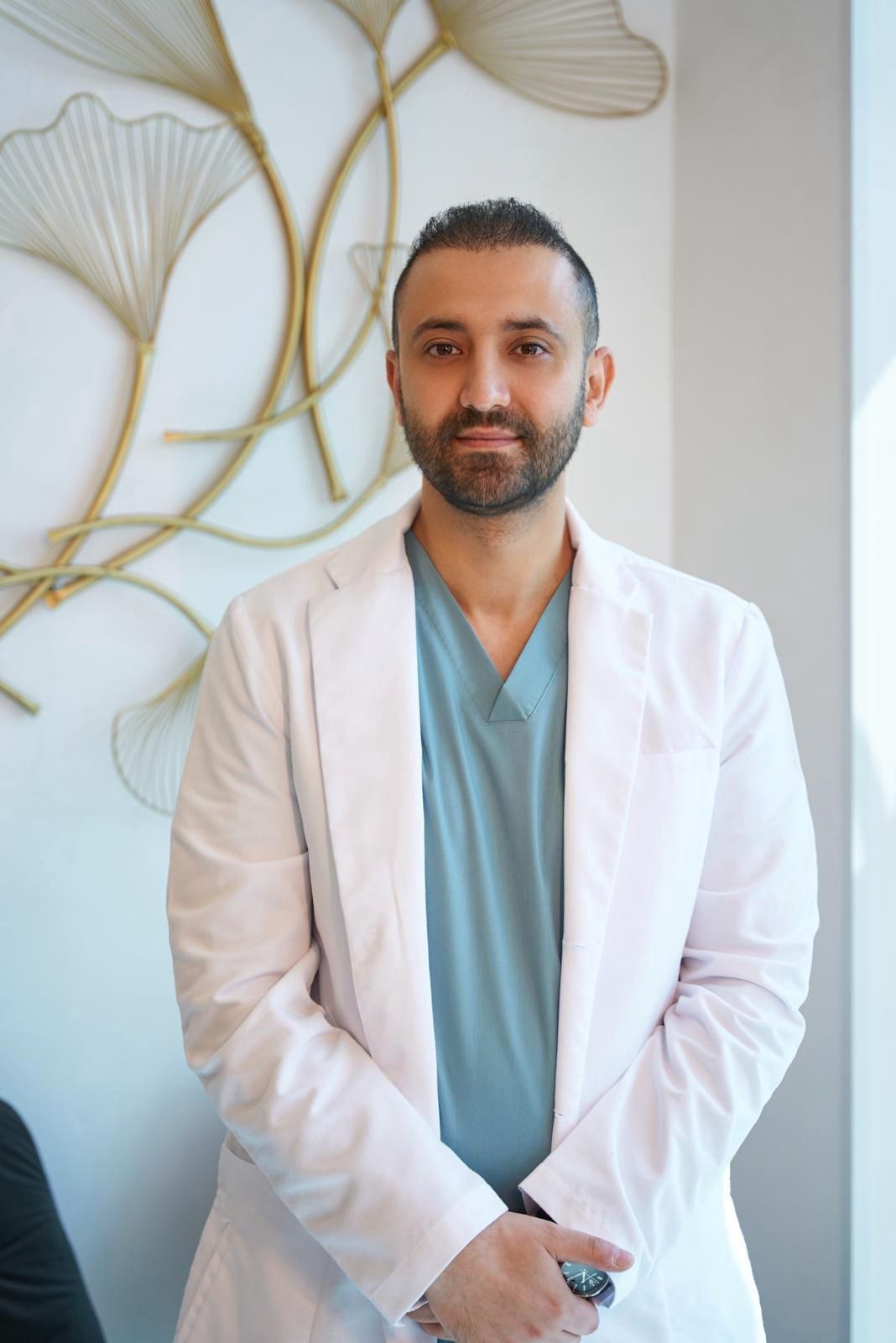 د. امين درويش، طبيب جلدية، في جدة